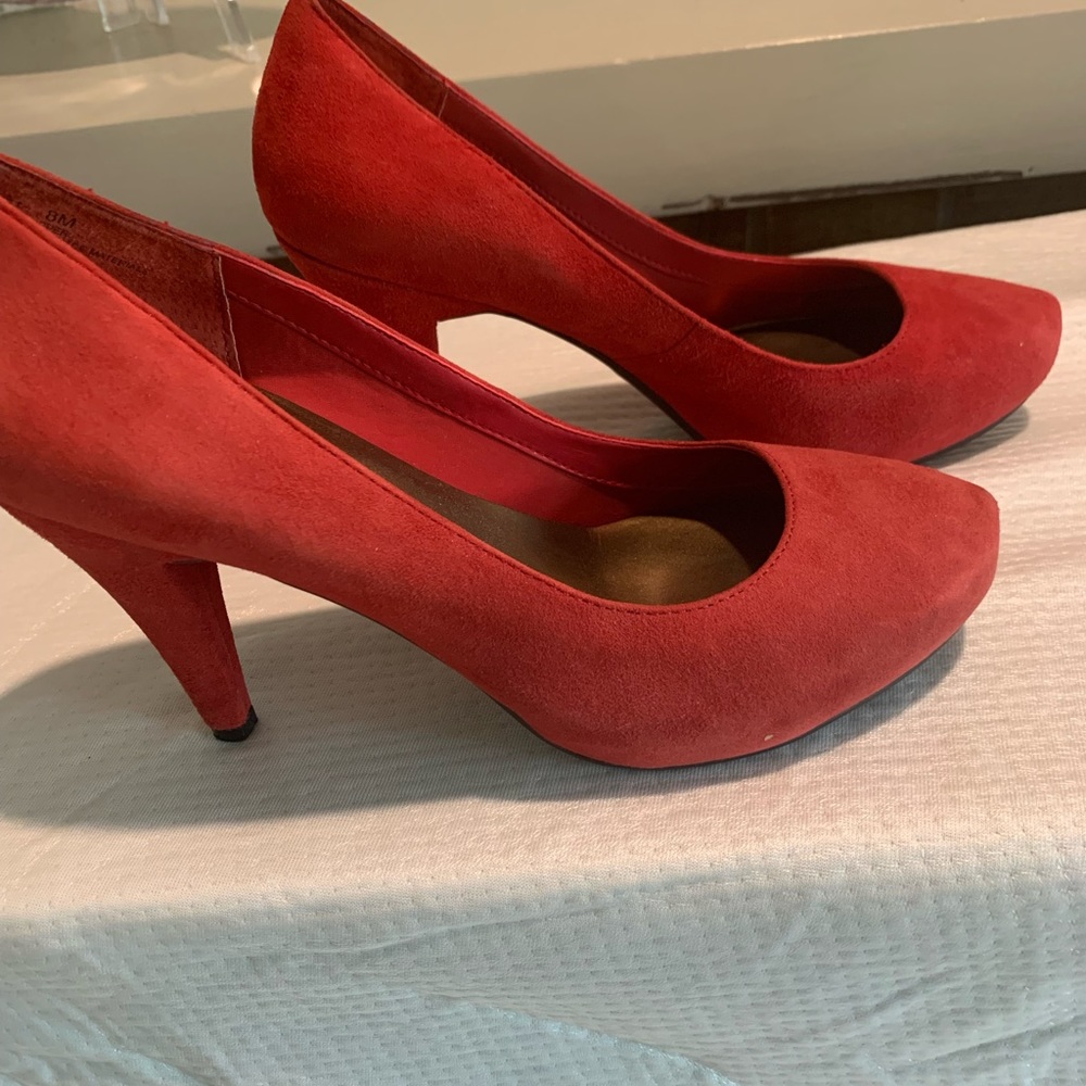 Mee Too brand Red Suede Heel Pumps, size 8